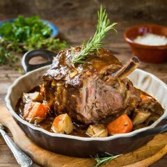 Lammschulter, Lammkeule fertig geschmort kaufen- 30 Minuten in den Backofen, fertig!